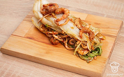 Нанесите маринад на капусту, прокладывая смесью каждый лист. Уберите в прохладное место на сутки. Таким образом заквашивать капусту можно и дольше по времени, так она будет еще вкуснее.