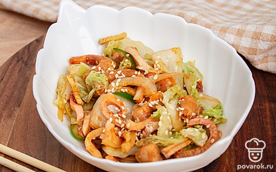 На следующий день кимчи будет готова. Чтобы подать закуску, нарежьте кочан поперек небольшими кусками.