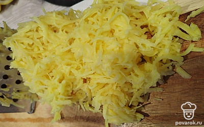 Картофель натереть на крупной терке.