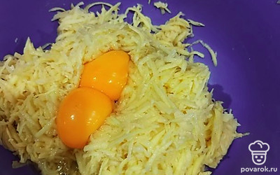 Добавить к картофелю яйца. Тщательно перемешать картофель с яйцами.