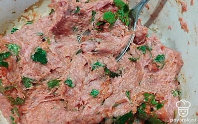 Петрушку помыть и нарезать. В отдельную миску поместить фарш. Добавить соль, перец и петрушку. Все перемешать.