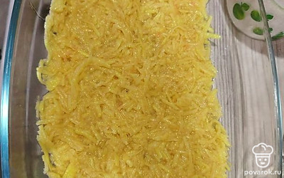 Картофель разделить на две части. В подготовленную форму уложить первую половину картофеля.