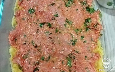 Следующий слой — распределить фарш. Сверху выложить оставшийся картофель. Выпекать 60 минут в духовке при температуре 180 градусов.