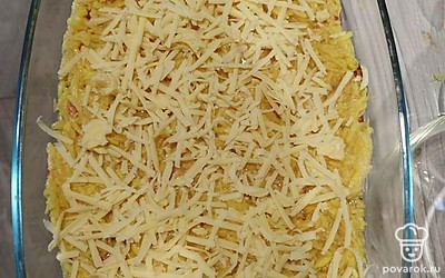 Сыр натереть на крупной терке и за 15 минут до готовности посыпать запеканку. 
