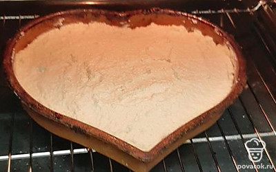 Духовку разогреть до 180 градусов, силиконовую форму смазать маслом и выложить творожную массу. Поставить в духовку, выпекать до золотистой корочки. Проверить готовность шпажкой. Если сухая, запеканка готова.