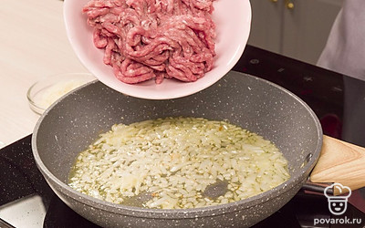 Обжарьте фарш. Разогрейте на сковороде растительное масло.Лук обжарьте в течение 3-5 минут до легкого золотистого цвета. Затем выложите на сковороду фарш и жарьте еще 15 минут, часто помешивая для равномерной обжарки. Снимите сковороду с огня.