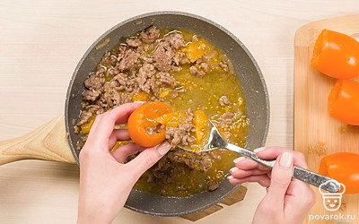 Нафаршируйте помидоры. Чтобы фаршировать помидоры, сначала отрежьте верх у каждого и аккуратно достаньте мякоть. Добавьте мякоть в фарш, посолите и поперчите его, все размешайте. Распределите начинку по помидорам и посыпьте их тертым сыром.