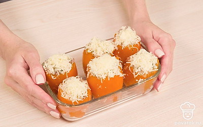 Завершите приготовление. Разогрейте духовку до 200 градусов. Переложите помидоры в форму для запекания или на противень. Запекайте помидоры около 20 минут.