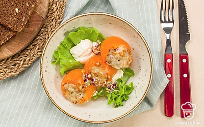 Сделайте подачу блюда пикантнее и интереснее, приготовив для помидоров соус. Для этого измельчите чеснок, смешайте его с майонезом и добавьте немного молотого перца.