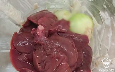 Печень, лук, яйцо, соль и специи отправляем в блендер и пробиваем до однородной массы.