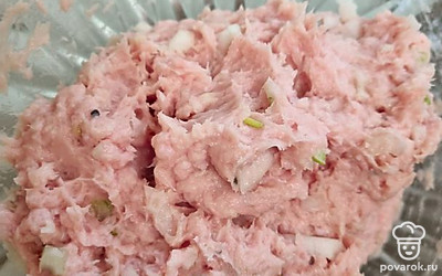 Смешайте фарш с луком, посолите и поперчите по вкусу. Хорошо перемешайте. Разогрейте духовку до 200 градусов. 