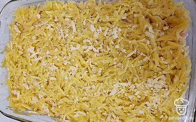 Последний слой посыпьте тертым сыром. Отправьте духовку на 20-25 минут. Томите до полной готовности. 