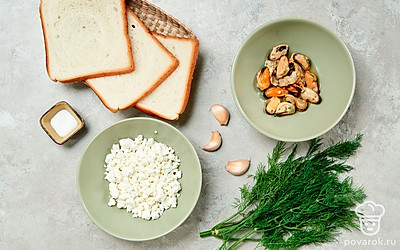 Ломтики хлеба подсушите на сухой сковороде до образования хрустящей корочки. Зубчики чеснока очистите от шелухи, пропустите через пресс. Зелень вымойте, обсушите, мелко порубите. Укроп для подачи отделите от стебельков. Из баночки с мидий слейте масло, переложите морепродукты на тарелку.