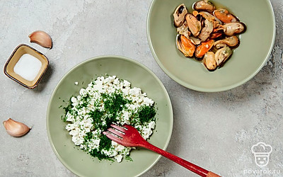 Приготовьте начинку. Творог переложите в глубокую миску, разомните. Добавьте измельченную зелень укропа и соль по вкусу, тщательно перемешайте.