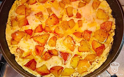 В картофель наливаем яичную массу и тушим на сковородке в течение 25-30 минут. 