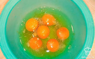 Разбиваем яйца в плошку. 