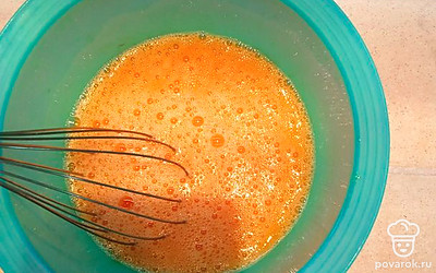 Перемешиваем яйца до однородной массы.