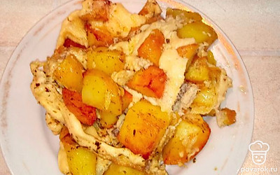 Картофельную запеканку разрезаем на кусочки и подаем на тарелке.