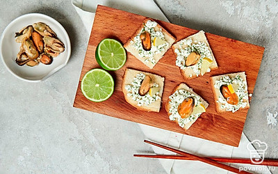 Тосты с мидиями выложите на прямоугольную тарелку. Оформите веточками свежего укропа.