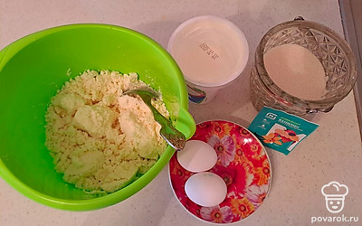 Смешать творог, сахар, ванилин, сметану, яйца. 