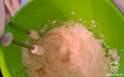 Хорошо взбить миксером до однородной массы, разбив все комочки творога.