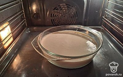 Тесто получится жидковатым, так и должно быть. Оно хорошо льется. Выпекать можно в форме (стеклянной или керамической). Удобно сразу в ней подавать. 