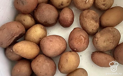 Картофель отварить, нарезать на кружочки прямо в кожуре.