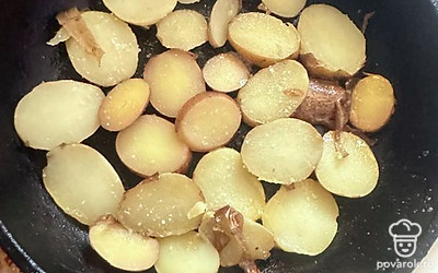 Обжарить кружочки с одной стороны на сковороде. Посолить.