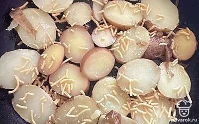 Посыпать мелкой вермишелью.