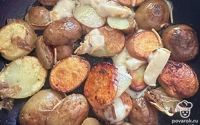 Перевернуть запеканку и обжарить с другой стороны.