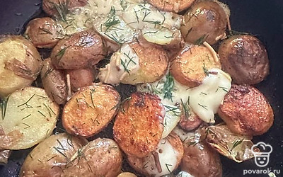 Посыпать укропом.