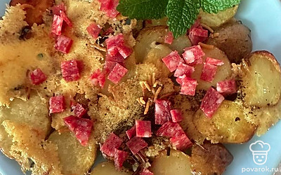 Перед подачей добавить к запеканке нарезанную колбаску.