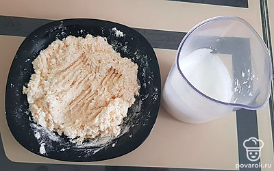 Отделите белки от желтков. Белок взбейте с солью до белой пышной массы. В творог добавьте желток, сахар, муку и перемешайте. 