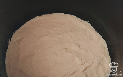 Соедините творог с белками, нежно перемешайте лопаткой. Форму мультиварки смажьте сливочным маслом и выложите массу.