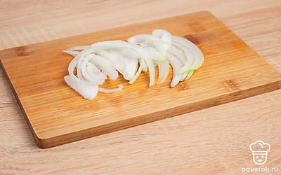 Нарежьте лук тонкими полукольцами.