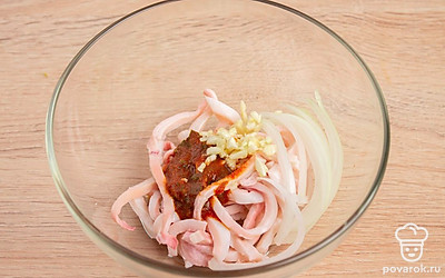 Нарубите мелко чеснок. В глубокой миске соедините кальмар, лук, чеснок и аджику. Хорошо перемешайте. Дайте постоять 10 минут. Заправка к квашеной капусте готова.