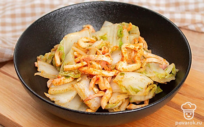 Через 24 часа знаменитая закуска будет готова. Подавайте ее, нарезая капусту поперек листьев небольшими кусочками, чтобы удобнее было есть.