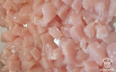Грудку помыть, нарезать небольшими кубиками. Добавить соевый соус, перец, паприку.