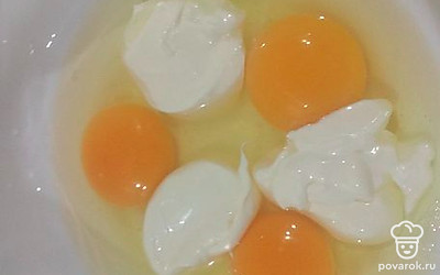 Для заливки в миску вбить яйца, добавить сметану, чеснок и перемешать.