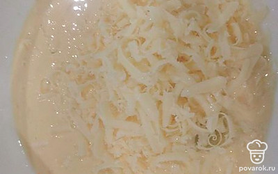 В форму для запекания выложить курицу, сверху влить заливку, отправить в разогретую духовку на 30 минут при 180 градусах.