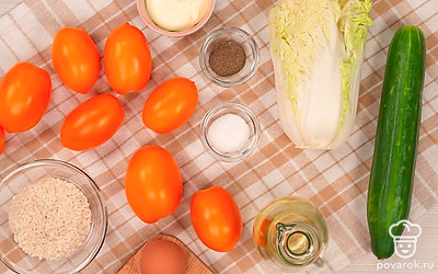 Промойте рис. Помидоры вымойте и обсушите бумажным полотенцем. Острым ножом срежьте верхушки помидоров и осторожно выньте семечки и мякоть. Семечки выбросьте, а мякоть оставьте и нарежьте ножом. Укроп промойте, стряхните воду, обрежьте стебли и мелко нашинкуйте пушистую часть. Вымойте листья салата и огурцы. Совет: зелень стоит хорошо промыть от пыли, земли, прочих загрязнений, а также от мелких насекомых, которые могут прятаться в пушистой части укропа. Чтобы качественней вымыть укроп, замочите его на 10-15 минут в глубокой миске с холодной водой.