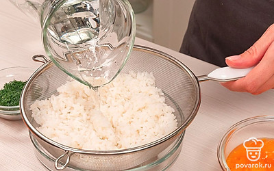 Отварите рис. В небольшую кастрюлю налейте воду и доведите до кипения. В воду засыпьте рис, добавьте половину чайной ложки соли, размешайте и варите в течение 10-15 минут до полного приготовления, периодически помешивая. Готовый рис откиньте на дуршлаг и промойте холодной водой. Оставьте дуршлаг с рисом на 10 минут, чтобы стекла вода.
