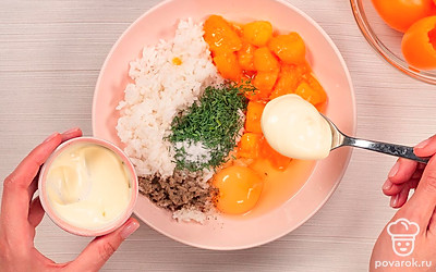 Приготовьте начинку. В глубокую тарелку выложите вареный рис, яйцо, мякоть помидоров, нашинкованную зелень, соль и черный молотый перец. Добавьте майонез и все хорошо перемешайте.