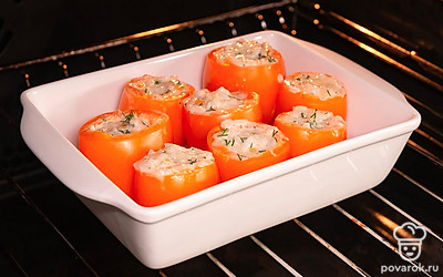 Запеките помидоры с рисом. Разогрейте духовку до 170 градусов. Помидоры заполните начинкой так, чтобы она немного выглядывала. Форму для запекания смажьте растительным маслом, выложите на нее фаршированные помидоры и поставьте в духовку на 15 минут. Следите, чтобы помидоры не перегрелись в духовке, иначе плоды лопнут, а закуска вытечет наружу.