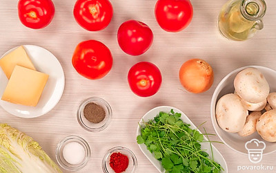 Помидоры вымойте и аккуратно отрежьте у них верхнюю часть в виде «крышки». Достаньте из помидоров мякоть и семечки. Переверните помидоры и поставьте на тарелку, чтобы стек сок. Шампиньоны вымойте и нарежьте мелкими кубиками. Репчатый лук очистите от шкурки и мелко нашинкуйте. Промойте зелень и мелко нарежьте пушистую часть. Чеснок очистите от шелухи и пропустите через пресс. Твердый сыр натрите на мелкой терке. Вымойте стебель сельдерея и редиску, нарежьте на ломтики. Совет: помидоры для фарширования необходимо выбирать одинакового размера, плотные и мясистые. Чтобы было легче вынимать из них мякоть, предварительно подержите плоды в холодильнике 10-15 минут. Извлечь мякоть можно с помощью обычной ложки или специального нуазетного ножа.