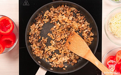 Обжарьте грибы. В сковороде разогрейте 2 ст. л. растительного масла и выложите туда мелко нарезанные шампиньоны. Добавьте половину чайной ложки соли, щепотку черного перца и паприку. Все перемешайте и обжаривайте на медленном огне в течение 7-10 минут, периодически помешивая. Затем к грибам добавьте репчатый лук, чеснок и обжаривайте еще 5-7 минут, пока не выпарится вся жидкость.