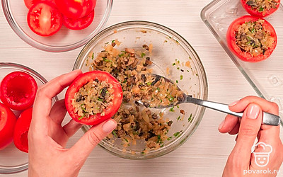 Нафаршируйте и запеките помидоры. Разогрейте духовку до 180 градусов. Форму для запекания смажьте растительным маслом. Помидоры заполните начинкой до самого верха, накройте сверху срезанными «крышками» и выложите в форму. Поставьте помидоры в духовку и запекайте до готовности 15-20 минут. Следите, чтобы плоды не треснули от перегрева.