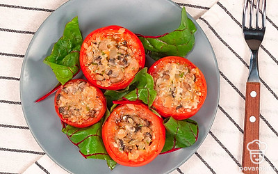 Подавая помидоры к столу, выложите их на отдельную сервировочную тарелку и дополните свежими овощами: сельдереем и нарезанной редиской.