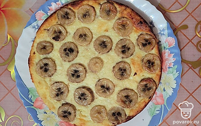 Готовую творожную запеканку остудите, достаньте из формы. Подайте к чаю в остывшем виде. 