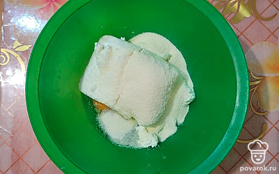 В глубокой посуде смешайте до однородной массы (можно пробить блендером) творог, яйца, манку, сахар и сметану. 